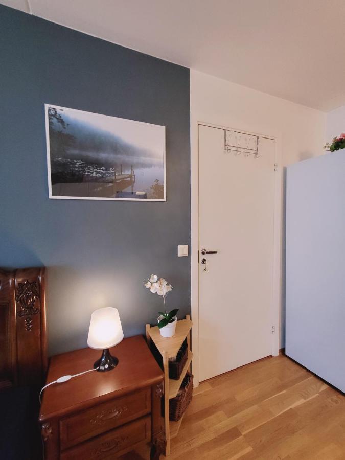 Rum i privatbostad Spacious Private With Private Kitchen & Shared Bathroom *