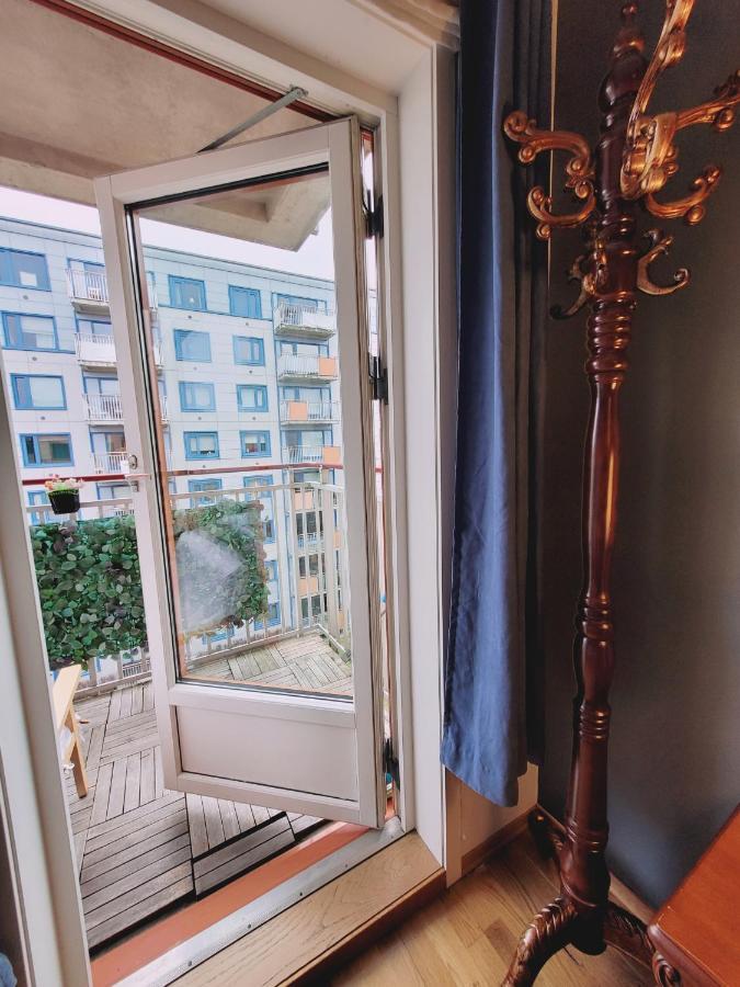 Rum i privatbostad Spacious Private With Private Kitchen & Shared Bathroom